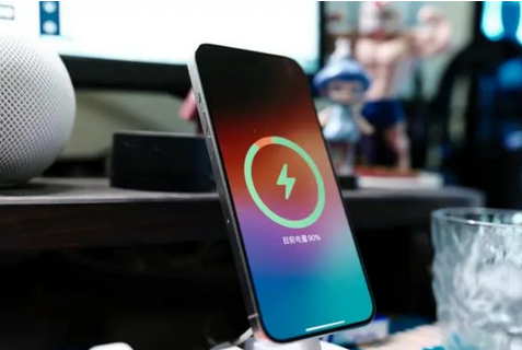 霍山苹果15换屏服务分享用什么充电器给iPhone15充电更好 